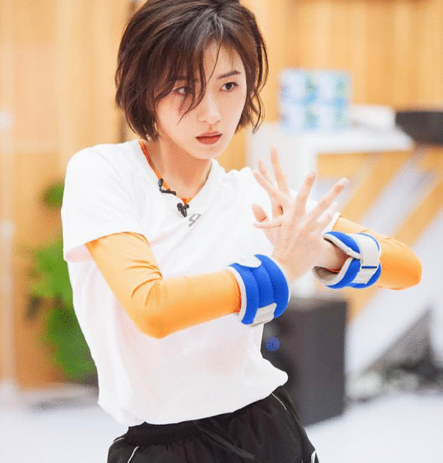 继万茜、郑希怡受伤后,黄圣依又被道具砸到头