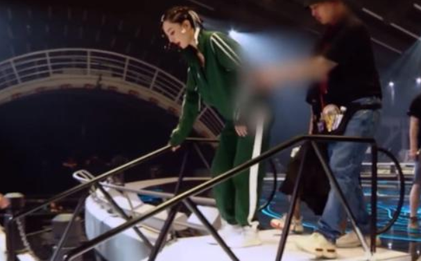 继万茜、郑希怡受伤后,黄圣依又被道具砸到头