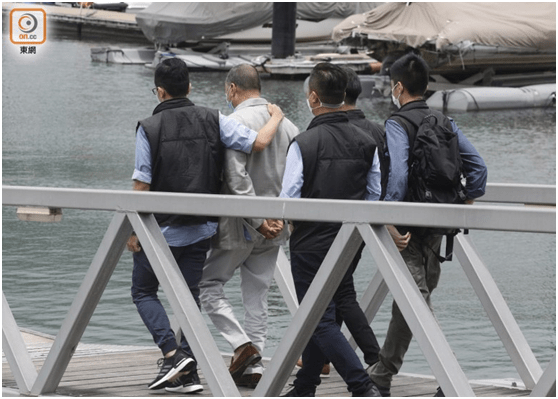 现场曝光!黎智英被押往搜证,双手带手铐、多