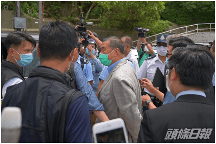 现场曝光!黎智英被押往搜证,双手带手铐、多