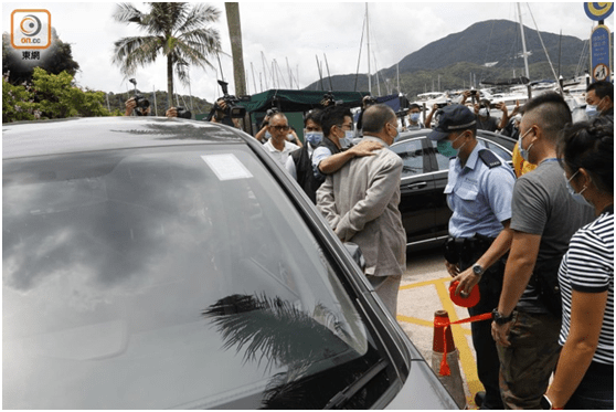 现场曝光!黎智英被押往搜证,双手带手铐、多