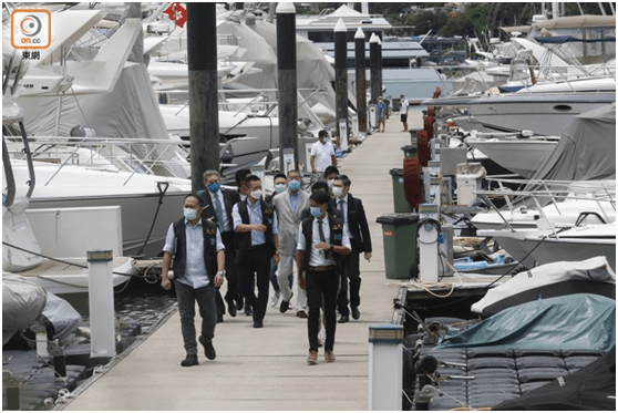 现场曝光!黎智英被押往搜证,双手带手铐、多