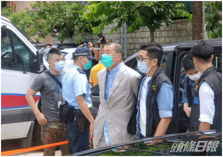 现场曝光!黎智英被押往搜证,双手带手铐、多