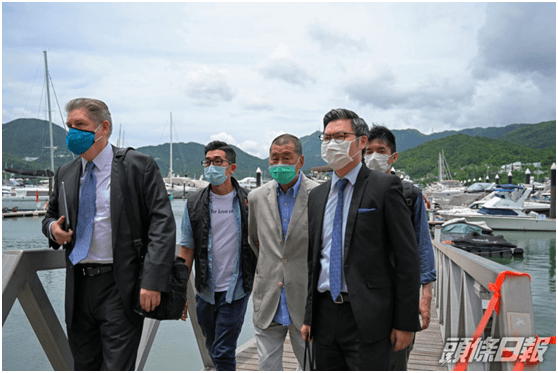 现场曝光!黎智英被押往搜证,双手带手铐、多