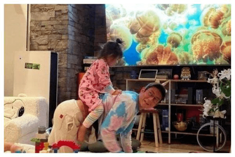 陈冠希晒3岁女儿近照：艳照门过去12年，他还好