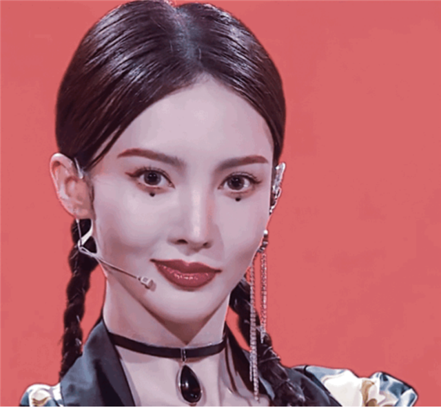 金晨被指美颜过度嘴变歪，她翻白眼回应，晒童