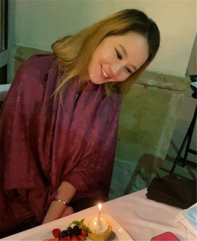 陈冠希为妻子秦舒培庆生：我的女王，爱你无以