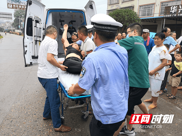 常德鼎城区:三轮翻车乘客受伤 交警护航救援
