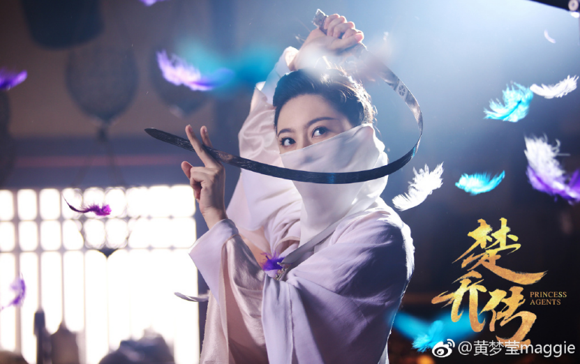 “盗墓”女主角都要穿深色背心？黄梦莹穿搭另