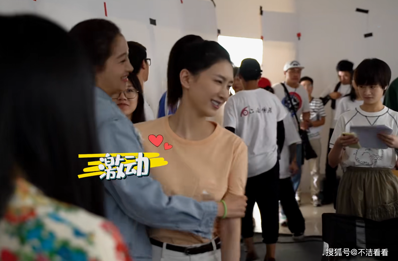 《三十而已》花絮：关晓彤片场爱八卦，求抱江