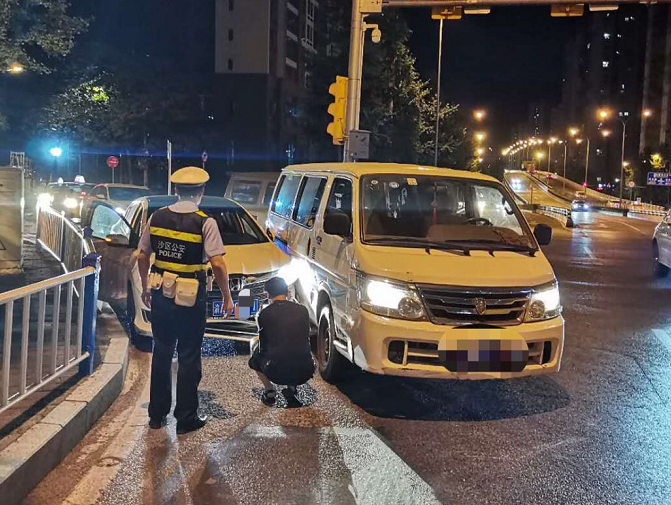 两车夜间擦挂,民警巡逻发现妥善处置