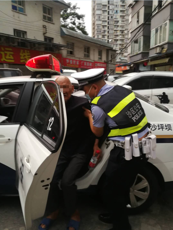 八旬老人外出寻找六旬儿子迷路,民警暖心护送