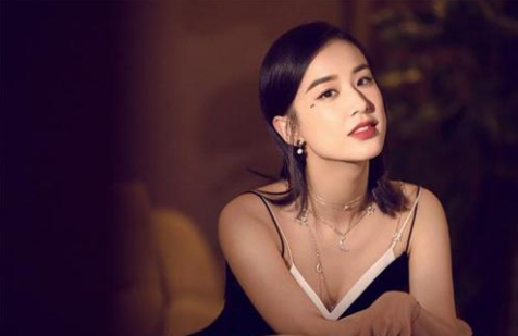 黄圣依被道具砸伤流血！豪门阔太复出艰辛，真