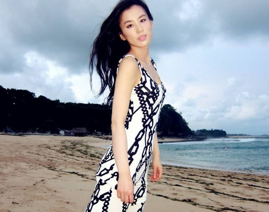 黄圣依被道具砸伤流血！豪门阔太复出艰辛，真