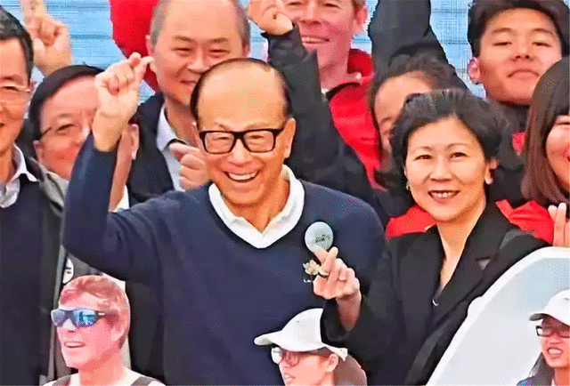 李嘉诚女友与闺蜜何超琼难得同框，两位百亿富