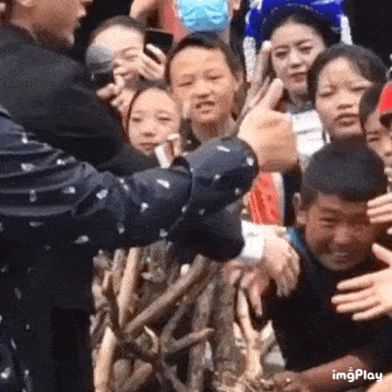 和蔡徐坤握手时的表情 是见到爱豆的我本人没错