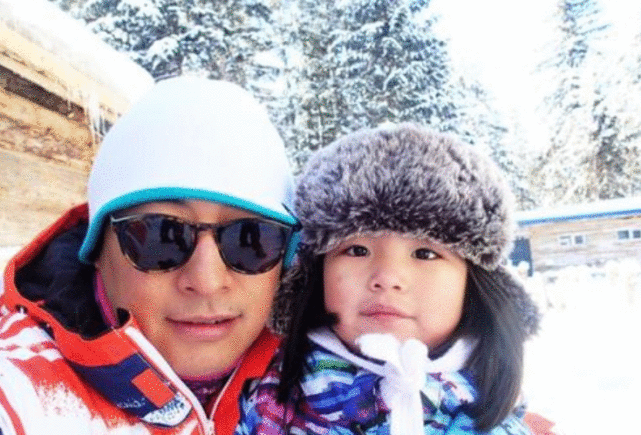 “上有老下有小”知名导演与神秘女子搂搂抱抱