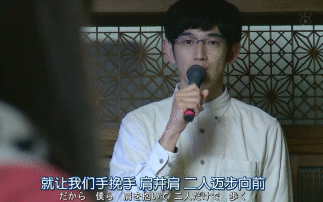 “上有老下有小”知名导演与神秘女子搂搂抱抱