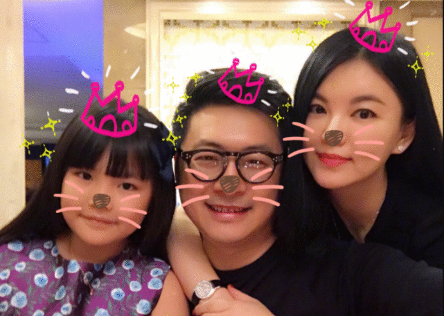 “上有老下有小”知名导演与神秘女子搂搂抱抱