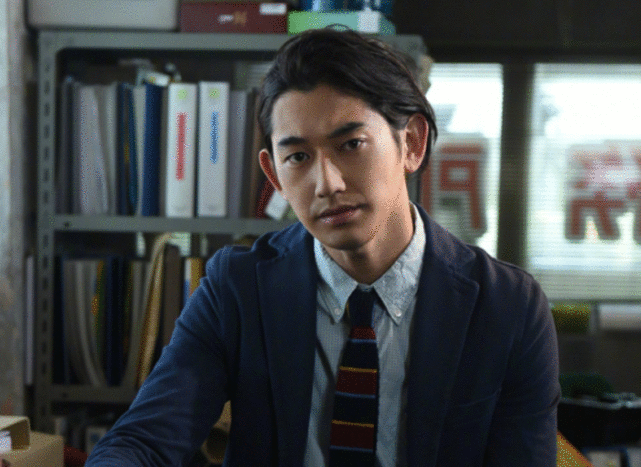 “上有老下有小”知名导演与神秘女子搂搂抱抱