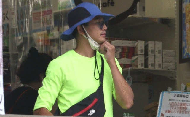 “上有老下有小”知名导演与神秘女子搂搂抱抱