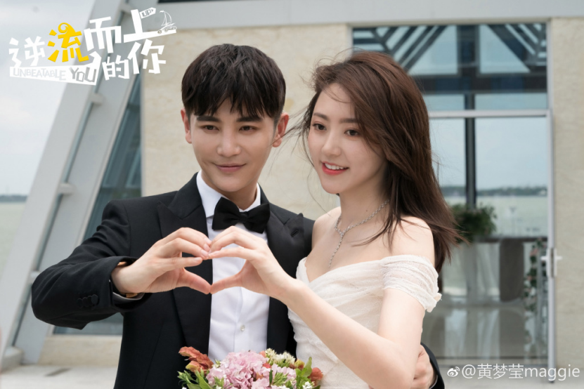 “盗墓”女主角都要穿深色背心？黄梦莹穿搭另