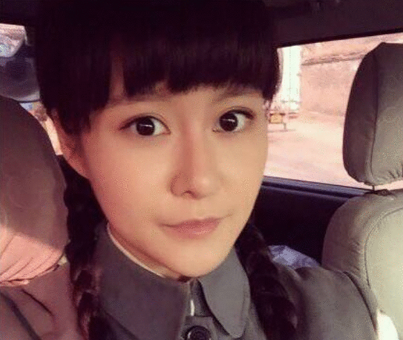 “小品王”黄宏女儿近照，26岁长相甜美，曾与水