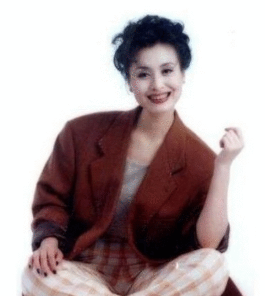 “小品王”黄宏女儿近照，26岁长相甜美，曾与水