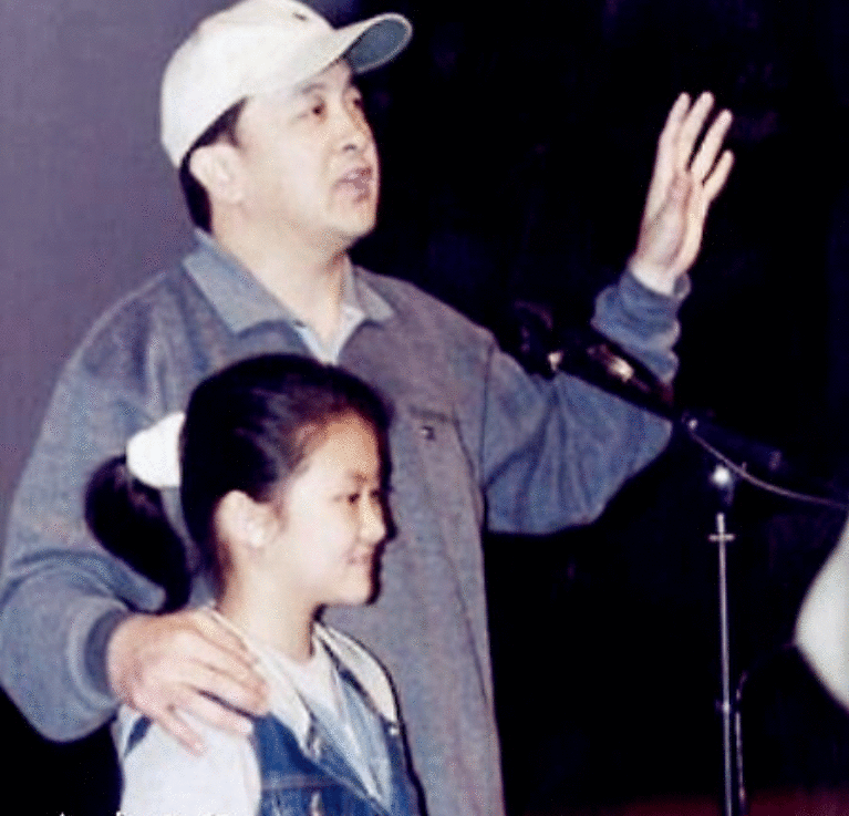 “小品王”黄宏女儿近照，26岁长相甜美，曾与水