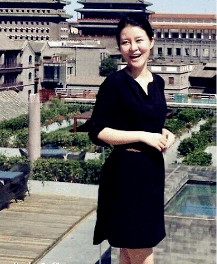 “小品王”黄宏女儿近照，26岁长相甜美，曾与水