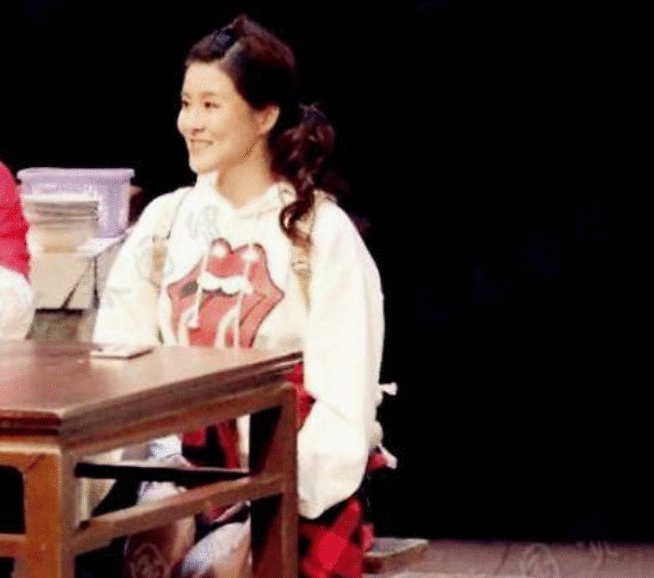 “小品王”黄宏女儿近照，26岁长相甜美，曾与水