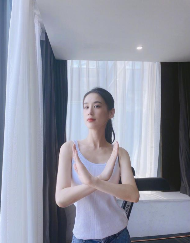 黄圣依拍戏头部受伤后现身，头顶纱布录影超敬