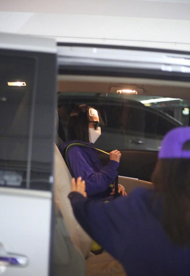 黄圣依拍戏头部受伤后现身，头顶纱布录影超敬