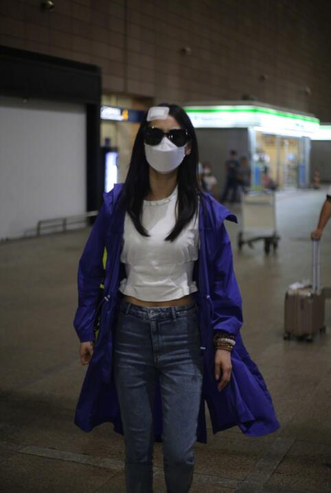 黄圣依拍戏头部受伤后现身，头顶纱布录影超敬