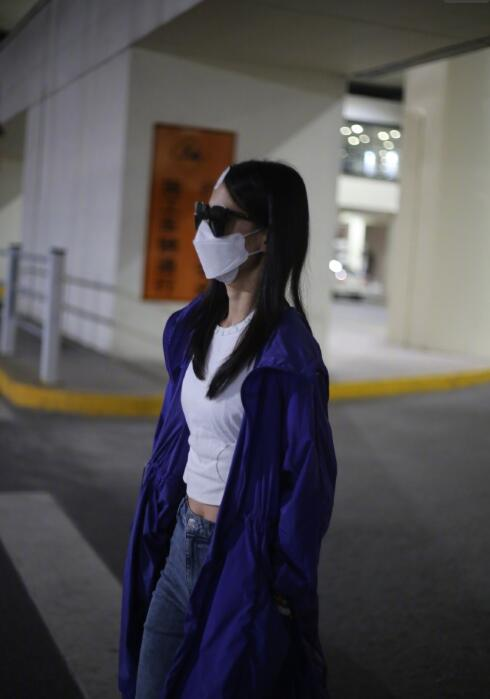 黄圣依拍戏头部受伤后现身，头顶纱布录影超敬