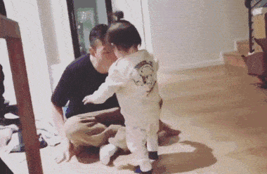 陈冠希晒3岁女儿近照：艳照门过去12年，他还好