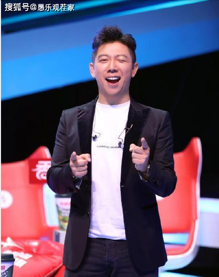 45岁胡海泉精力旺盛！与三女子聚餐泡吧至凌晨，