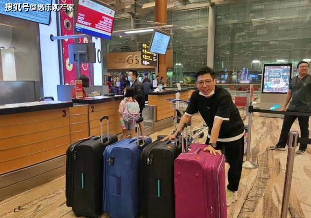 45岁胡海泉精力旺盛！与三女子聚餐泡吧至凌晨，