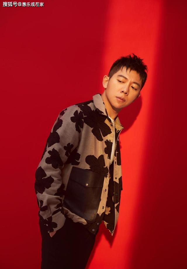 45岁胡海泉精力旺盛！与三女子聚餐泡吧至凌晨，