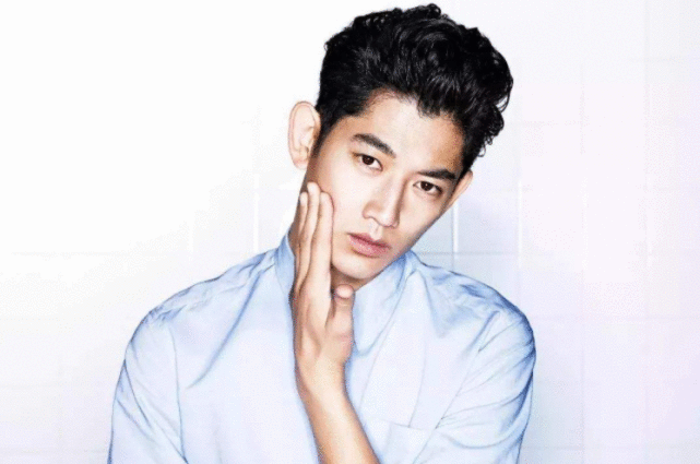 “上有老下有小”知名导演与神秘女子搂搂抱抱