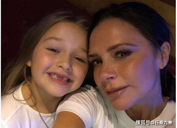贝克汉姆女儿长大了！与准嫂子一同逛街，暴风