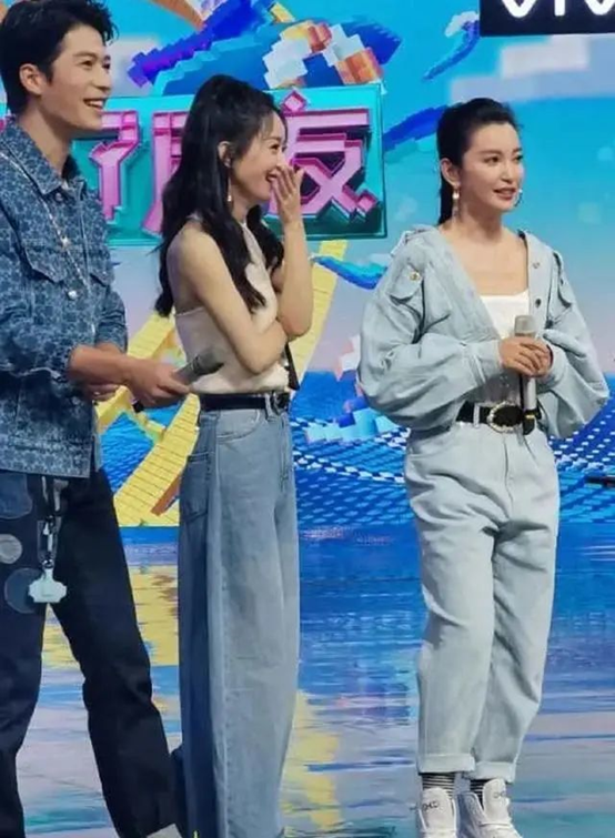 懒理被批扒菜，赵丽颖李雪深夜聚餐，亲密热聊