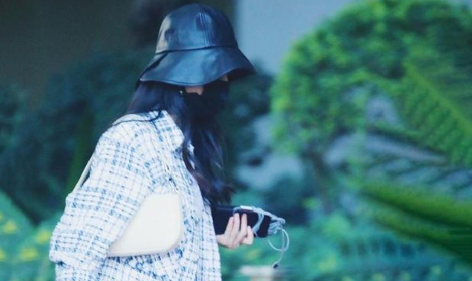 懒理被批扒菜，赵丽颖李雪深夜聚餐，亲密热聊