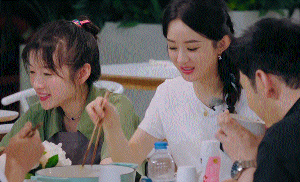 懒理被批扒菜，赵丽颖李雪深夜聚餐，亲密热聊