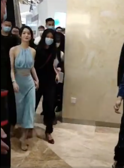 懒理被批扒菜，赵丽颖李雪深夜聚餐，亲密热聊