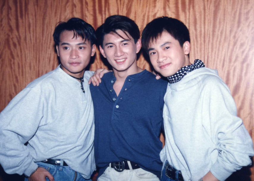 陈志朋新造型曝光！踩10cm内增高小白鞋，配长袜