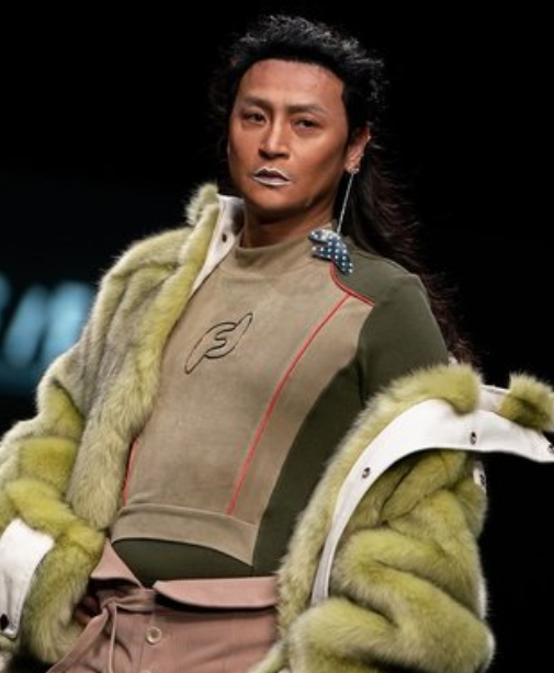 陈志朋新造型曝光！踩10cm内增高小白鞋，配长袜