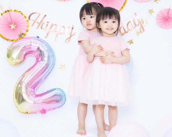 不当天王嫂也幸福，熊黛林老公晒娃游泳，上亿