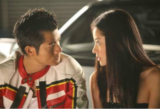 不当天王嫂也幸福，熊黛林老公晒娃游泳，上亿