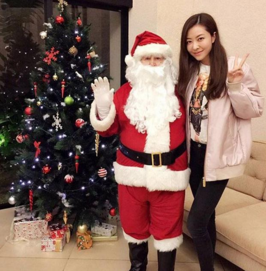 不当天王嫂也幸福，熊黛林老公晒娃游泳，上亿